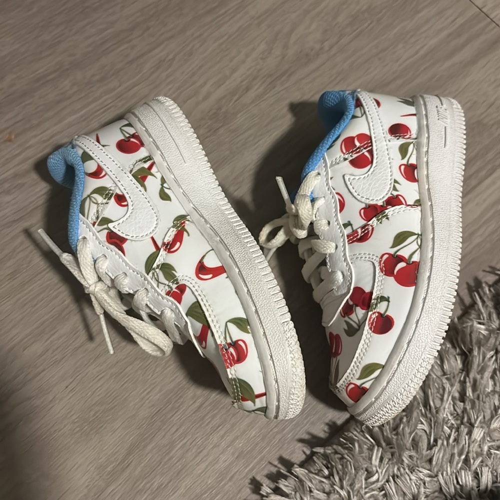 Nike Cherry forces for toddlers size 9c. Worn but still in good condition